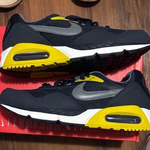 Nike Men's Dark Blue and Yellow Sneakers